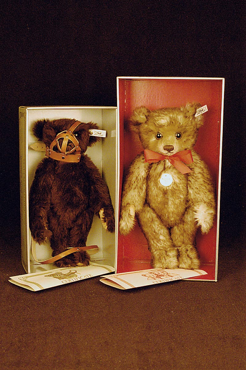 Steiff-Teddy, 1991/92, Replika nach dem Vorbild von 1926, MohairplÜsch, mit Knopf, Fahne und Brustschild, unbespielt, im orig. Karton, limitierte ...