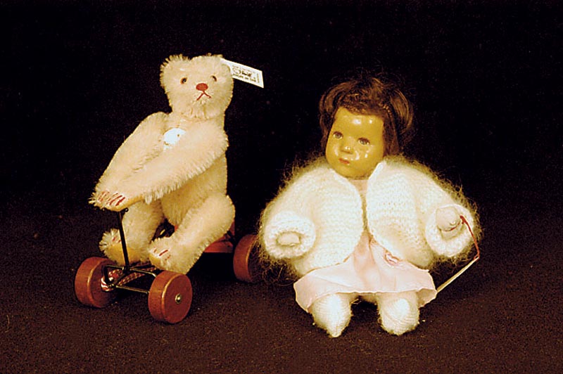 Steiff-Teddy, 1991/92, Replika nach Vorbild von 1913, Record Teddy Rose, Mohair, mit Knopf, Fahne und Brustschild, limitierte Auflage von 4000 ...