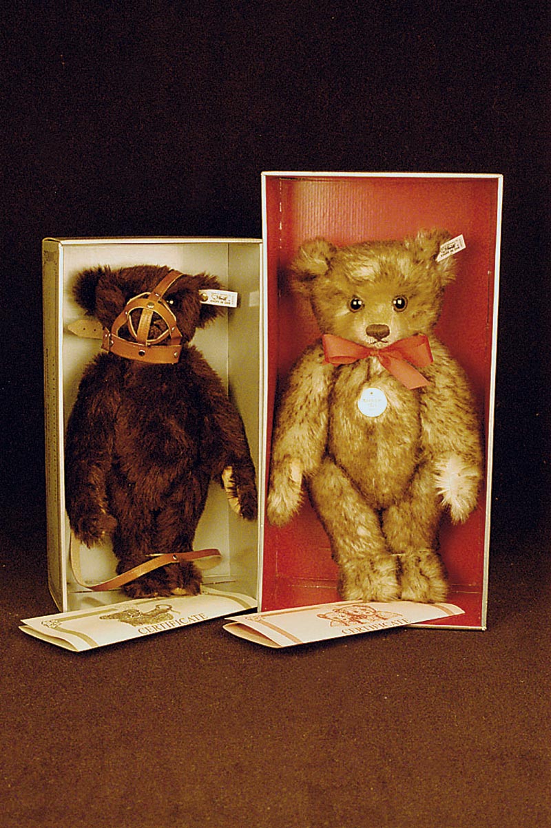 Maulkorb-Teddy, Steiff, 1991/92, nach dem Vorbild von 1908, MohairplÜsch, mit Knopf und Fahne, im orig. Karton, unbespielt, limitierte Auflage ...