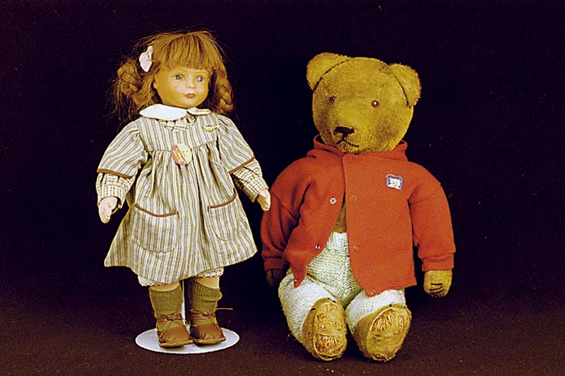 Teddy, wohl 30er/40er Jahre, Mohair, Holzwolle gestopft, stÄrker bespielt und berieben, Kleidung sek., Augen besch., an TatzenabnÄhungen z.T. ...