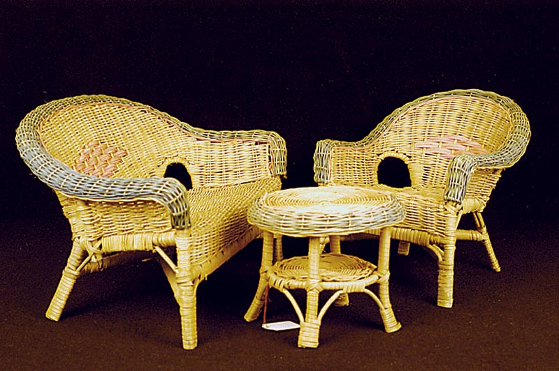 PuppenmÖbel-Set, Korbgeflecht, 80er Jahre, bestehend aus: Tisch (H. ca. 16 cm), Sessel (H . ca. 27 cm) und Bank (L. ca. 43 cm), sehr dekorativ