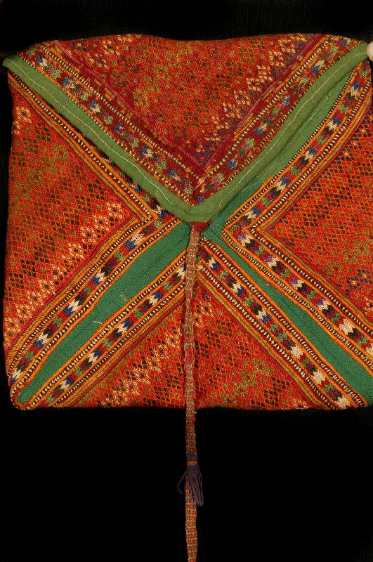 Buchtasche Lakai Antik, Uzbekistan, um 1890 Stickerei, Wolle und Seide, ca. 21 x 24 cm SchÄtzwert: 1150.- EURO, EHZ: 3. Bemerkenswer te feine ...