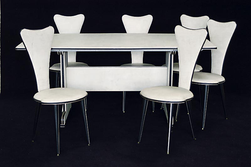 Tisch mit 6 StÜhlen, Italien, um 1954/62, Korpus Holz, vollstÄndig mit gepolstertem Wachstuch ausgelegt, paspelierte RÄnder, mit Aluminium und ...