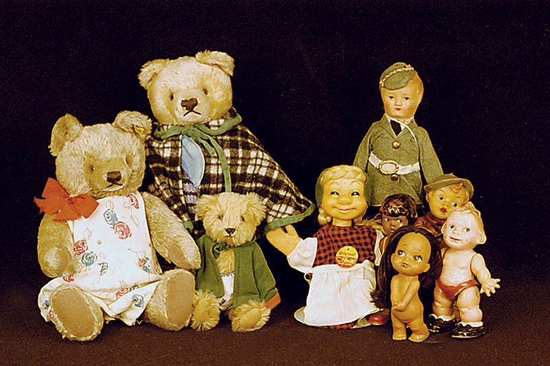 Konvolut Steiff-Teddys, 60er/70er Jahre, MohairplÜsch, 2 x ohne einmal mit Knopf und Fahne, bespielt, Kleidung sek., H. ca. 20 und 2 x 35 cm, ...