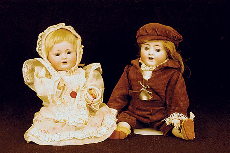 Porzellankopfpuppe, Alt, Beck & Gottschalck, um 1930/40, Nr. 1361, MassegliederkÖrper, blaue Paperweightaugen, diese l. defekt, offener Mund, 2 ...