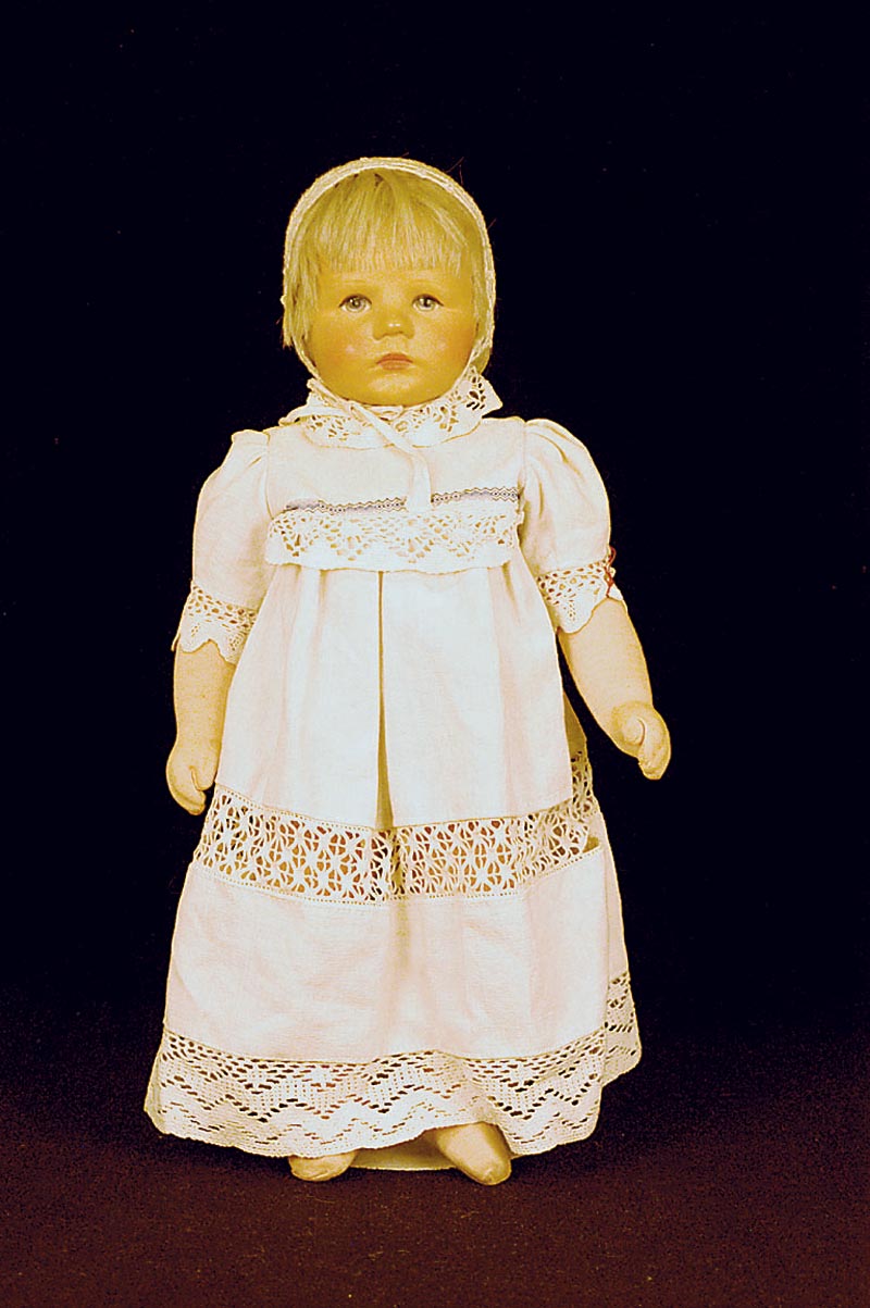 KÄthe-Kruse-Puppe, um 1950/60, Kopf Tortulon, StoffkÖrper gestopft, KÄthe Kruse Unterschrift auf linkem Fuß, Lichtpunkte im Auge, ...