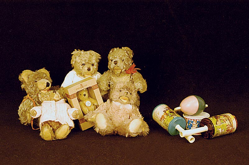 Konvolut Kinderspielzeug, 40er/50er Jahre, bestehend aus: 3 Rasseln, 1 Blechspardose und einem Blechspielzeug, HÜhner beim Fressen, schÖnes ...
