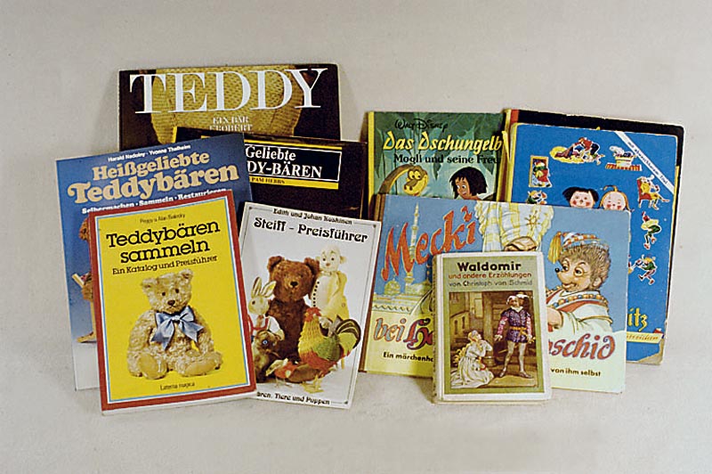 Konvolut SpielzeugbÜcher, unter anderem PreisfÜhrer zum Thema Steiff und BÄren, 2 BÜcher zum Thema Celluloid-Puppen und die Geschichte der ...