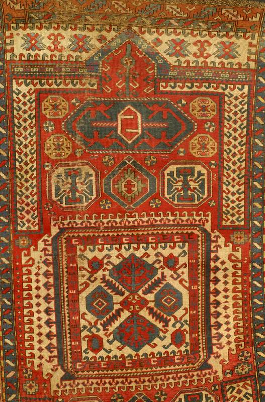 Kazak, Kaukasus, um 1900, Wolle auf Wolle, ca. 270 x 130 cm, SchÄtzwert: 2200.- EURO, EHZ: 4-5. Ein sehr außergewÖhnliches Kazak Mot iv. Selten.