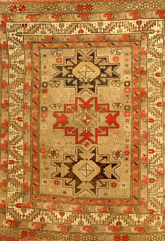 Leshgi Antik, Kaukasus, um 1900, Wolle auf Wolle, ca. 138 x 114 cm, SchÄtzwert: 1450.- EURO, EHZ: 4-5. Drei Lesghi Medaillons belegen den hellen ...