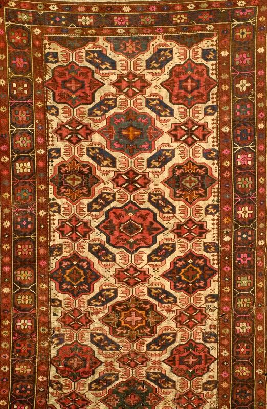 Alpan Kuba, Kaukasus, um 1910, Wolle auf Wolle, ca. 206 x 121 cm, EHZ: 5. Teppich hat m ehrere LÖcher. Seltener weißgrundiger Kuba.
