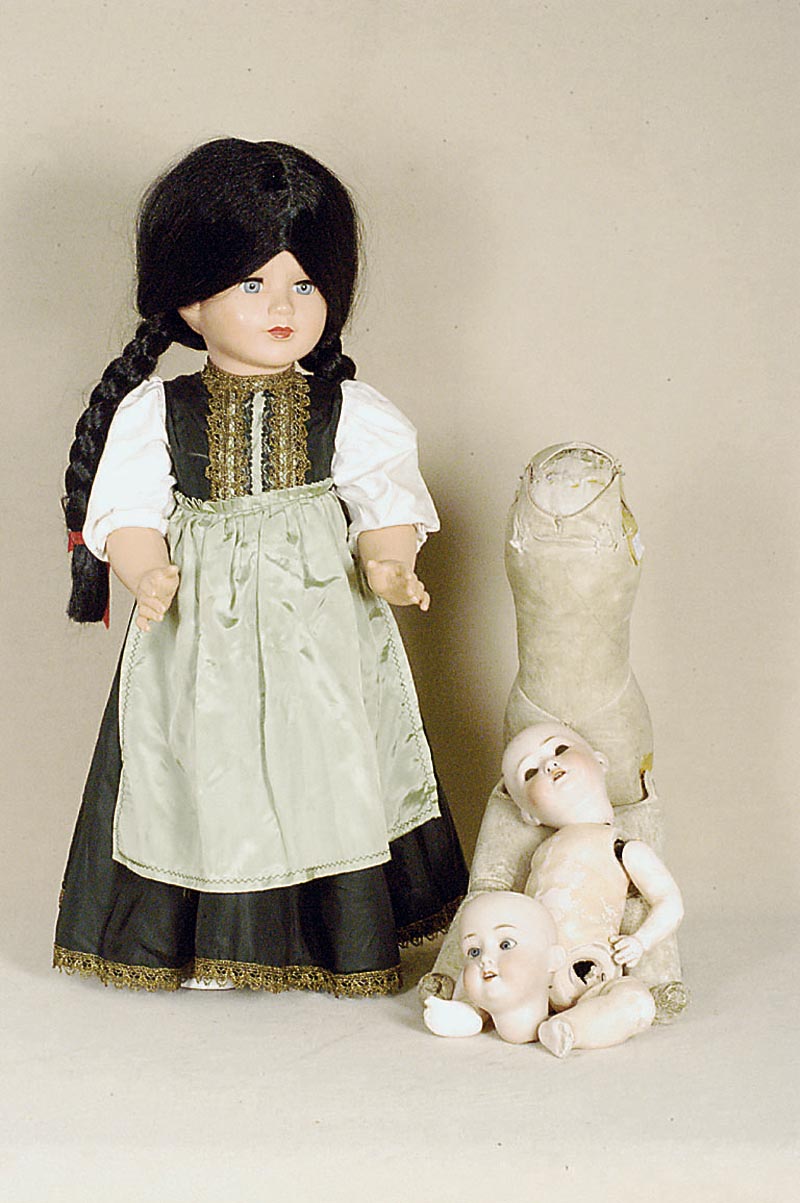 Porzellankopfpuppe, Puppenkopf und LederkÖrper deutsch, um 1890-1925, Armand Marseille 320 4/0, ohne Augen und PerÜcke, MassekÖrper l. besch., ...