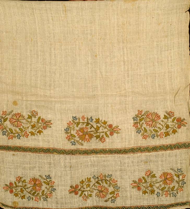 Osmanische Seidenstickerei, um 1800, Gold u. SilberfÄden auf Nesselstoff. Nelke als osma nische Wappenblume, museal, ca. 78 x 43 cm, Sc hÄtzwert: ...