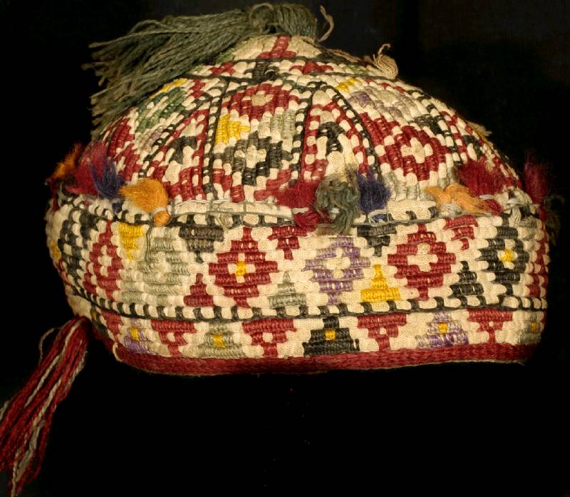 SteppmÜtze, Turkestan, um 1850, Kattun mit Wollstickerei, SchÄtzwert: 900.- EURO, ca. H.1 0 cm U. 49 cm. Museal und SammelwÜrdig. Antik. Reine ...