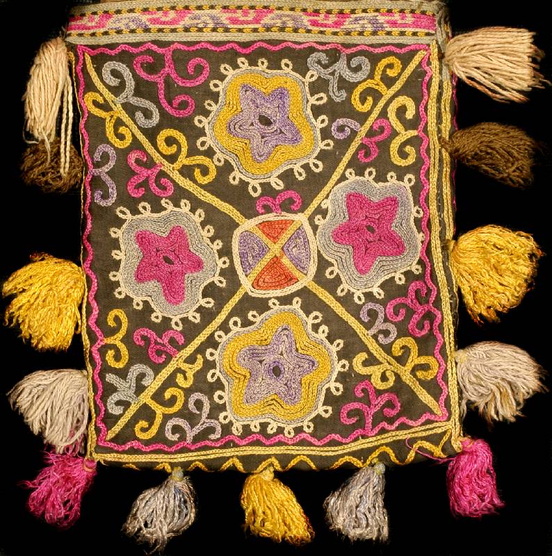 Usbekische GÜrteltasche, um 1900, Seidenstickerei auf schwarzer Seide, Seidenqua sten. Technik: Kettstich, vÖlkerkundlich inter essant. ca. 19 x ...