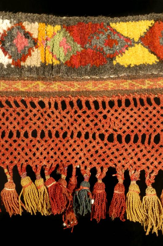 Pferde Brustschmuck Schabracke, Turkmenistan , Wolle auf Wolle mit KlÖppelschÜrze und Quast en, um 1900, ca. 82 x 24 cm. SchÄtzwert: 600,- EURO.