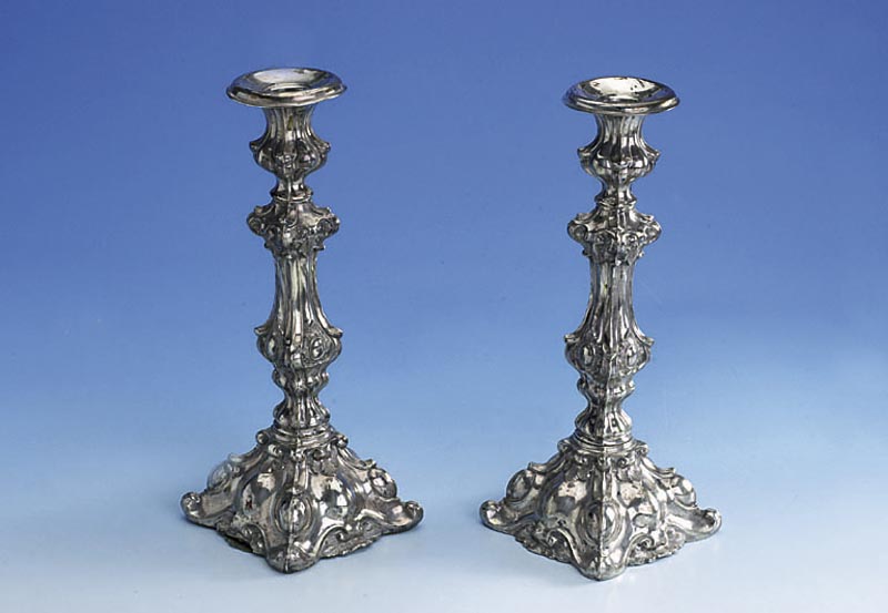 Set 2 KerzenstÄnder um 1835/40, Silber, sÜddeutsch bzw. Österreich, FÜße gefÜllt, als PÄrchen selten, stÄrkere Gebr.-sp. bzw. min. ...