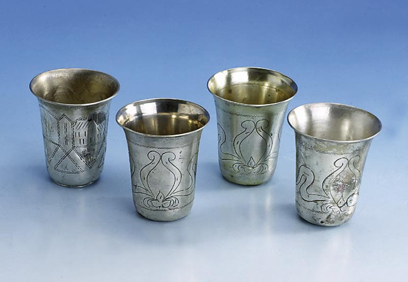 4 Wodkabecher, Österreich um 1920, 800er Silber, fÜr den russ. Mark gemacht, Meistermarke SH = Samuel Holzapfel, verbeult, graviert, H ca. 6 cm