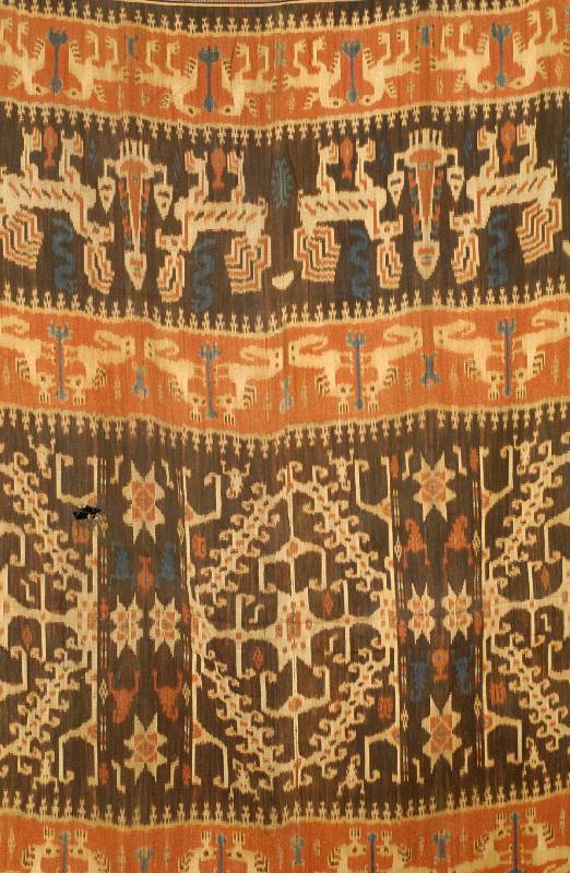 Textil, Indonesien, um 1910, ca. 250 x 116 cm, SchÄtzwert: 650.- EURO, EHZ: 2 (mit ca 7 cm Loch). Selten