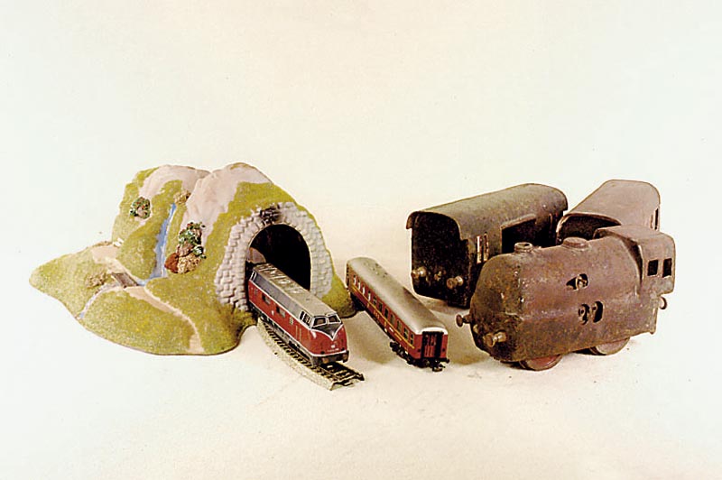 Elektr. Eisenbahn, um 1940, Metall, Lok u. drei Waggons, 9 Schienenteile, korrodiert, Alterssp., Funktion nicht geprÜft, wohl Eigenbau, H. ca. 11 ...