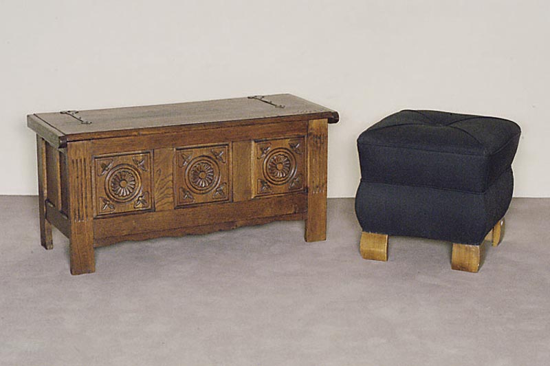 ArtDeco-Hocker/Pouf, Frankreich, um 1920, FÜße Nußbaum, neu aufgearbeitet und bezogen, ca. 46x48x48 cm