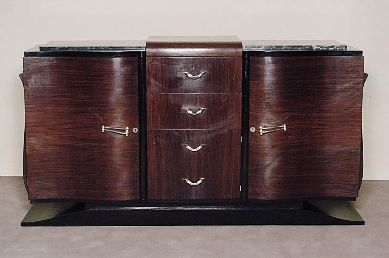ArtDeco-Sideboard, Frankreich, um 1920, Riopalisander in gespiegeltem Bild furniert, zum Teil schwarz abgesetzt, elegant mehrfach geschwungener ...