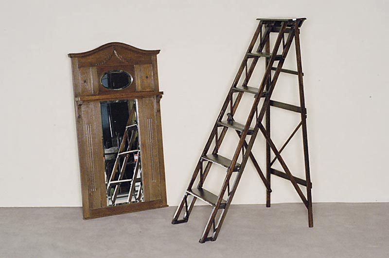 Bibliotheksleiter, England, um 1910, Hartholz gewachst, mit Klappmechanismus, klassischer Aufbau mit mehrfach verstrebten Tritten, wohnfertig ...