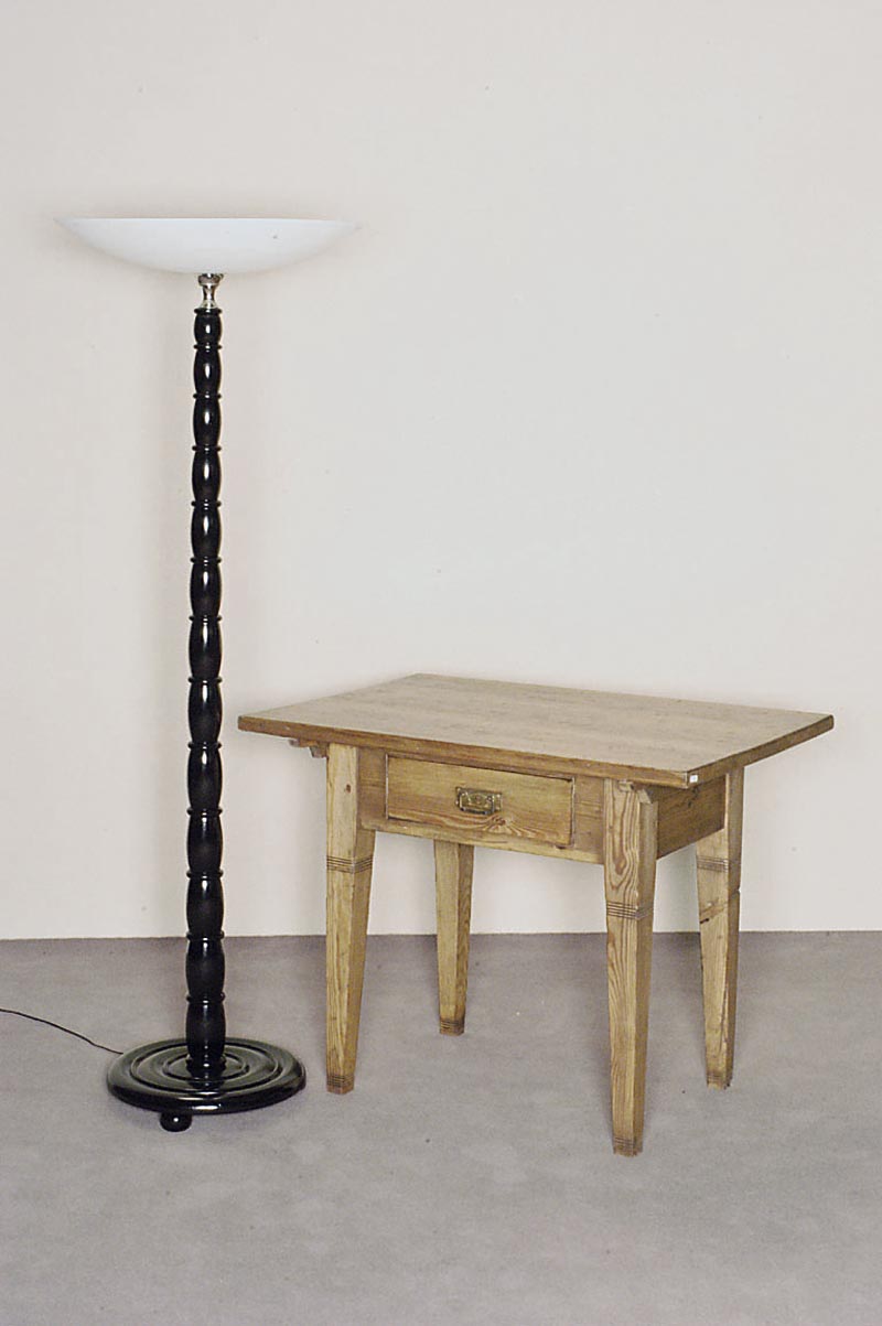 ArtDeco-Stehlampe, Frankreich, um 1930, schwarz gefaßter Holzschaft, ausladender farblos mattierter Glasschirm mit Chrommontierung, wohnfertig, ...