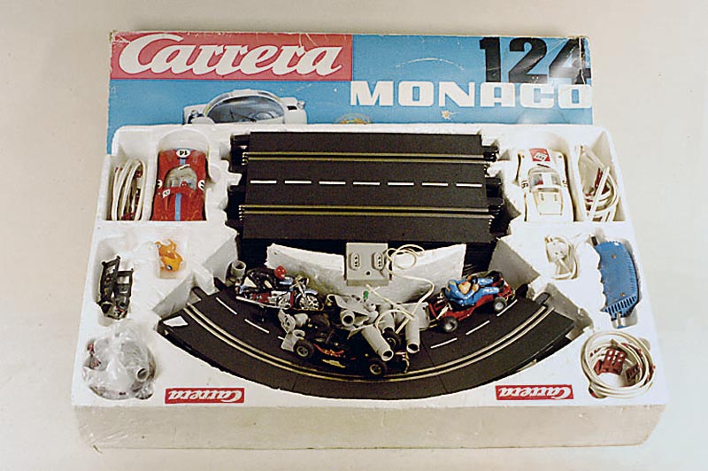 Carrera-Bahn, Ende 60er/ Anfang 70er Jahre, Monaco 124, mit Steilkurve, dazu ein RundenzÄhler, mit Schienen und Autos, bespielt , z. T. besch., ...