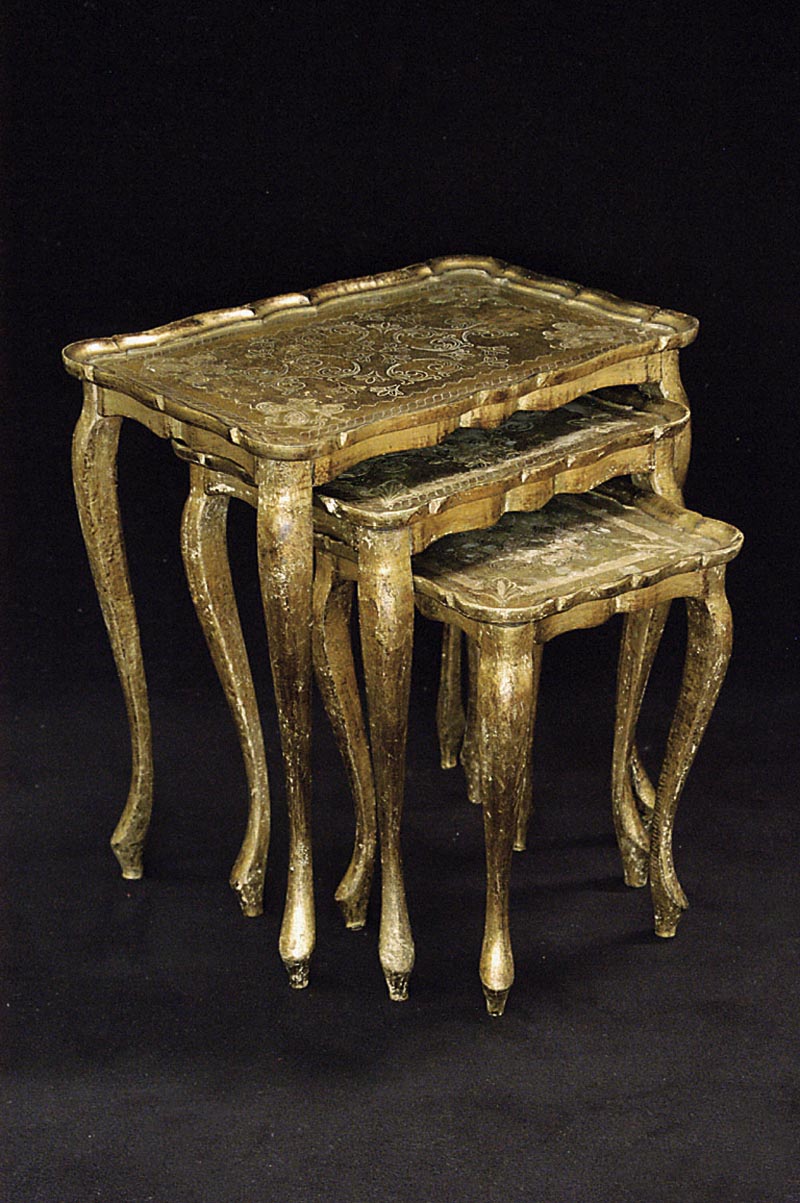 Satz von 3 Beistelltischen, Frankreich, 2. HÄlfte 20. Jhd., im Stile des Barock, Holz gold gefaßt, Dekor auf den Platten partiell zart ...