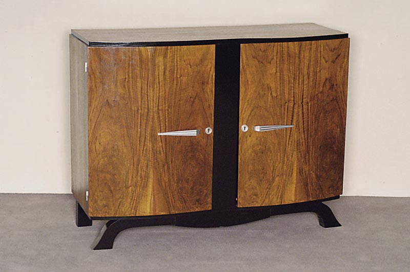 ArtDeco-Sideboard, Frankreich, um 1920, Wurzel-Nußbaum in gespiegeltem Bild furniert, Sockel und Kanten ebonisiert, schwungvoll ausgeformte ...
