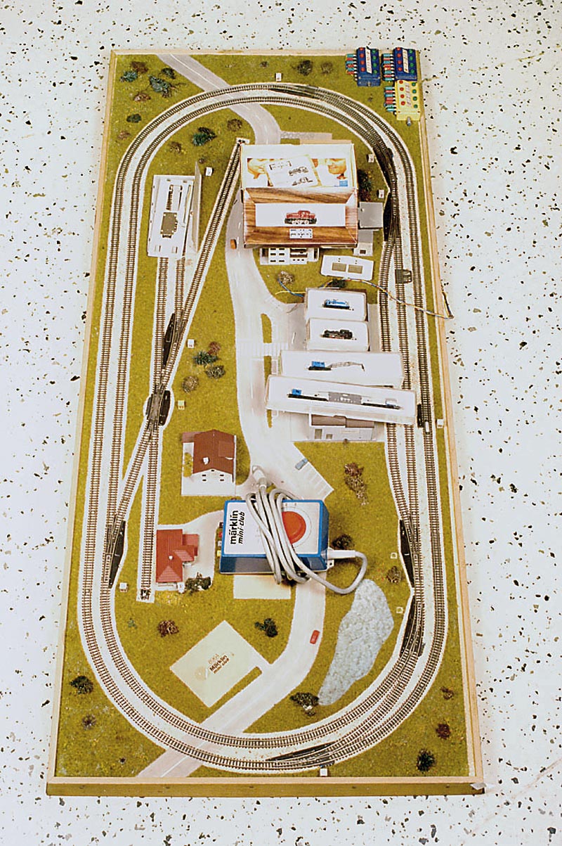 MÄrklin Mini-Club-Anlage, wohl 80er Jahre, komplette Gleisanlage ca. 50 x 120 cm, dazugehÖrend: 1 Trafo, 2 Loks, Nr. 8864 und 8609, dazu versch. ...