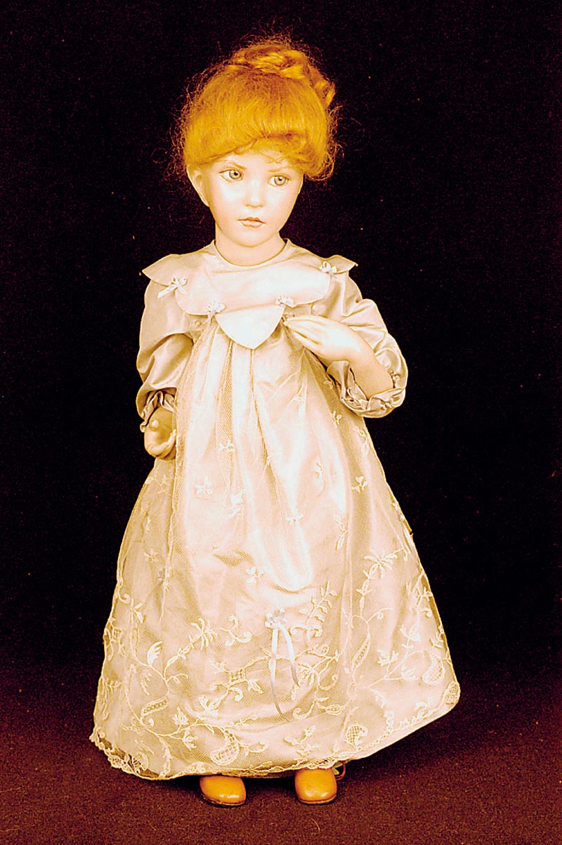 KÜnstlerpuppe der KÜnstlerin Brigitte Deval, 1991, Wachspuppe, RotkÄppchen, signiert, limitierte Auflage von 250 StÜck, hier Nr. 30, blaue ...
