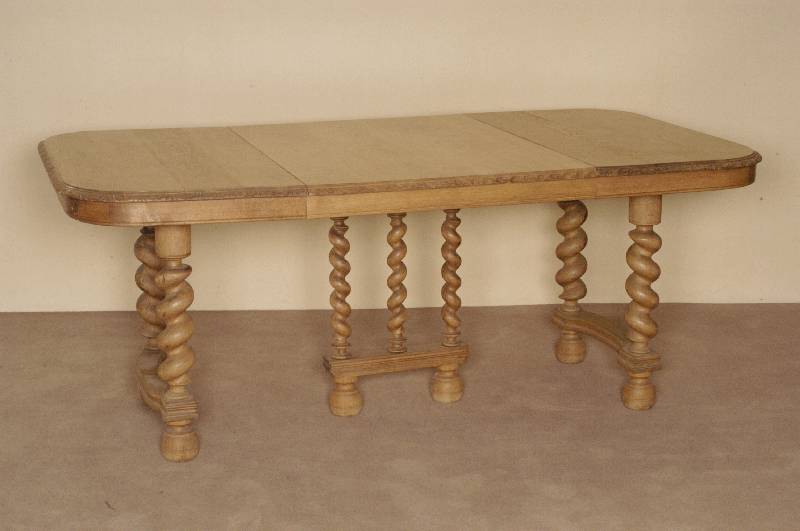 Ausziehtisch, Frankreich/Dijon, um 1900, Eiche massiv, Eichefurnier, gedrechselte Beine , in sich gedreht, original Zwischensteg, Zarge mit ...
