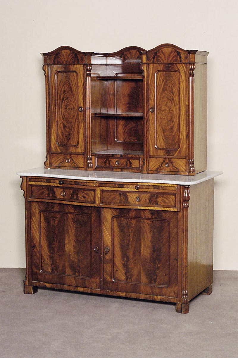 AufsatzmÖbel, deutsch, um 1845/55, Korpus Weichholz, z.T. auf Rahmen gearbeitet, Pyramidenmahagonifurnier, parkettartig angeordnet, ...