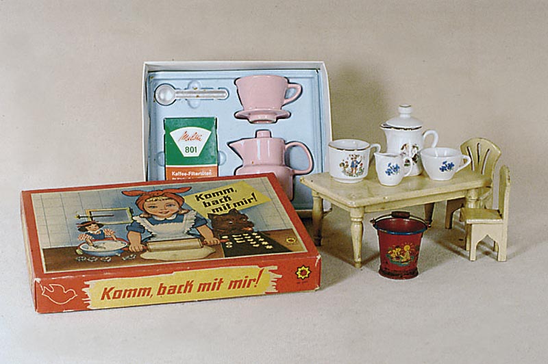 Konvolut PuppenstubenzubehÖr, 50er Jahre, bestehend aus: Tisch und 2 StÜhlen, Holz, beige gefasst, dazu Puppenservice, Porzellan, mit Kinder- ...
