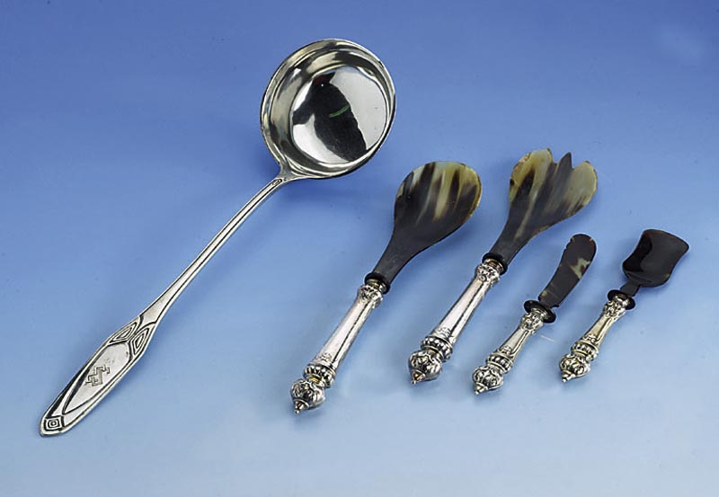4-teiliges Vorlegebesteck, 835er Silber/Horn, bestehend aus: 2-teiligem Salatbesteck, Buttermesser und VorlegelÖffel, um 1900
