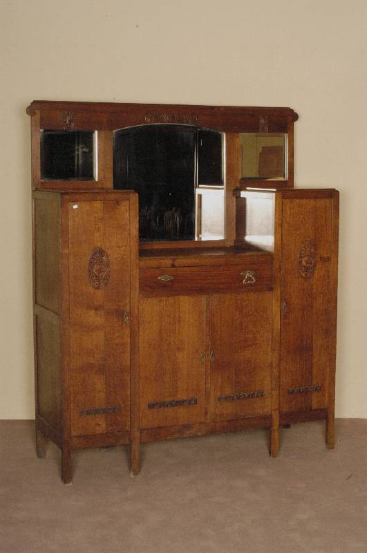 Anrichte, Belgien, um 1920, Eiche massiv, Eichefurnier, 4-tÜrig gegliedert, 2 große TÜren an der Seite und 2 kleine in der Mitte, eine ...