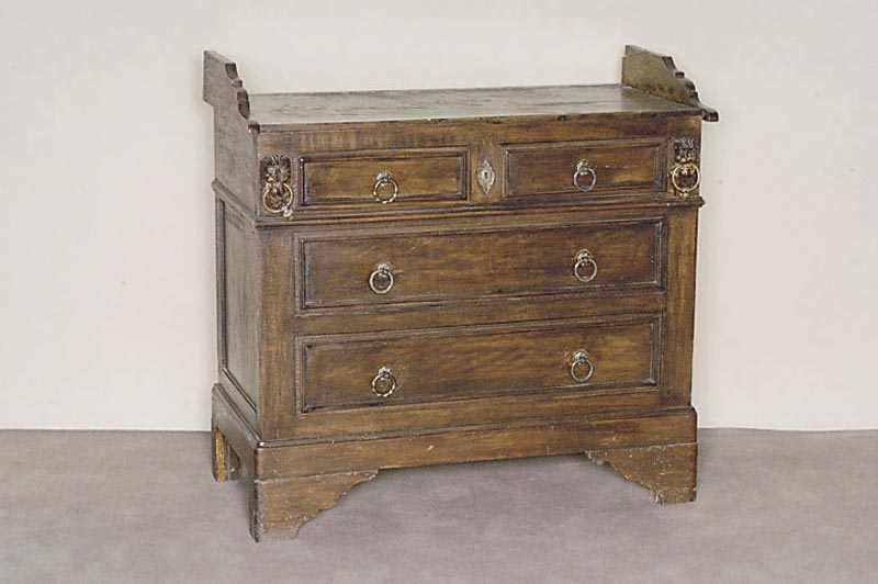 Kommode, deutsch, um 1900, Weichholz, dunkel gebeizt, 5 SchÜbe mit ausgearbeiteten Rahmenleisten, zwei beringte LÖwenkÖpfe, eine Leiste als ...
