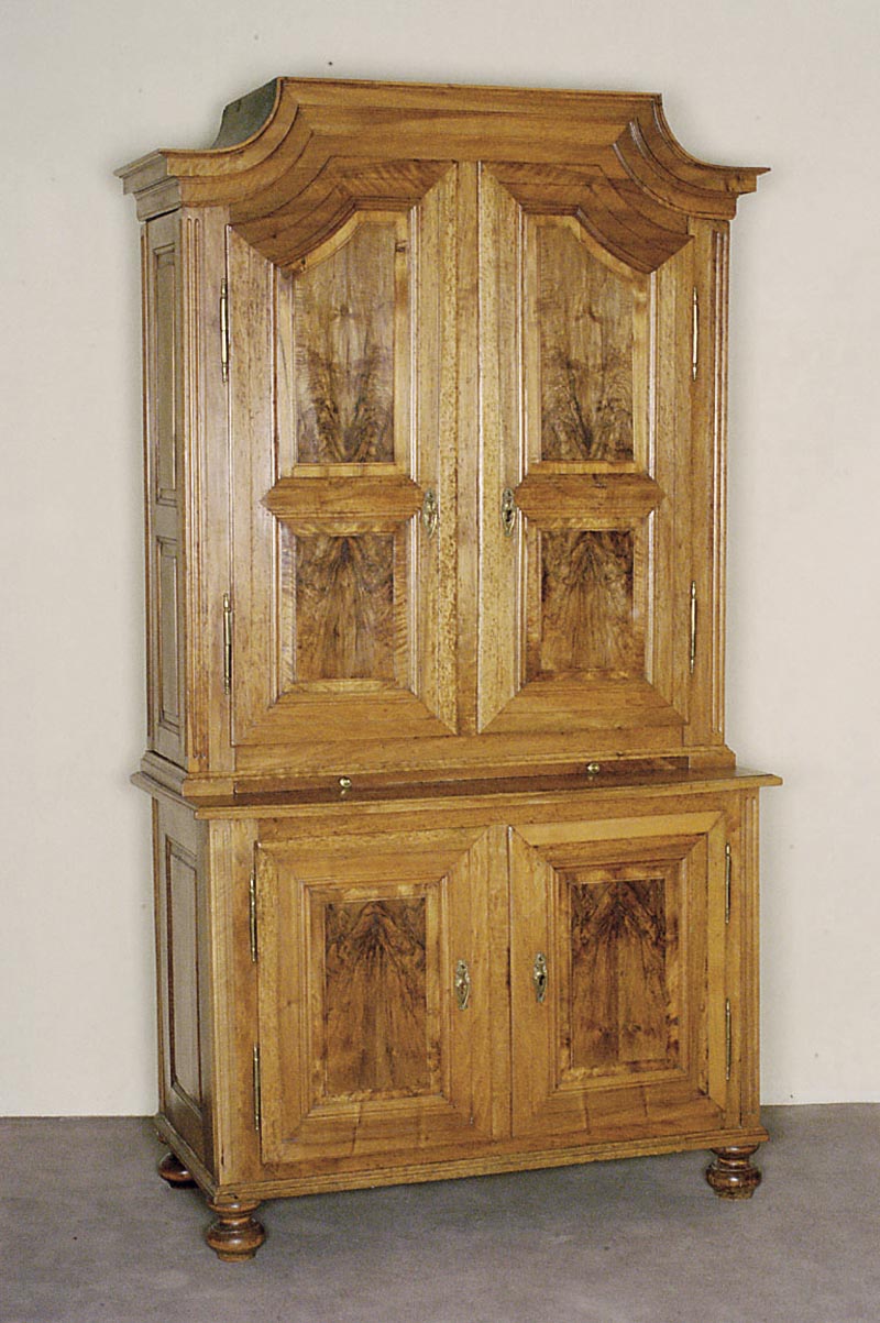 Aufsatzschrank, Elsaß/Lothringen, um 1770/1800, komplett auf Rahmen gearbeitet, Seiten und Front Nußbaum massiv bzw. Wurzelnußfurnier, ...