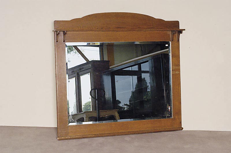 Wandspiegel, deutsch, um 1900, Eiche massiv, facettierter Spiegel mit breitem Rahmenprofil, geschwungener Abschluß mit hervorspringender ...