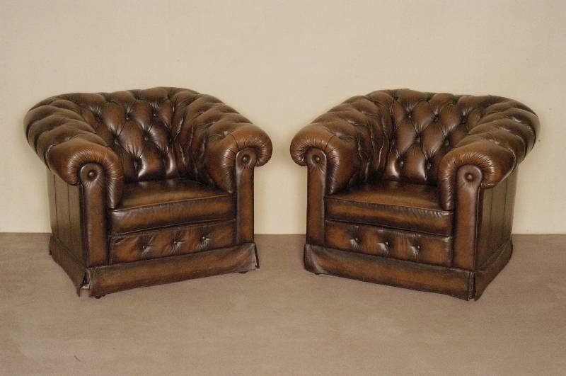 Chesterfield Sessel, England, um 1950/60, im sogenannten Clubstil, hervorragende Aufarbeitung, RÜcken und Seiten genoppt, dunkelbrauner ...