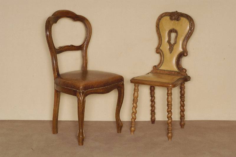 2 bÄuerliche StÜhle, wohl Tirol, um 1950, Korpus Buche massiv, schÖne Drechselarbeit, Barockstil, Lehne mit Rocaillenschnitzerei, ...