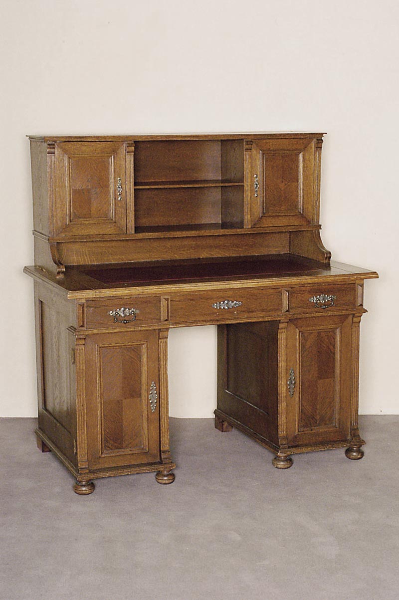 Ausziehschreibtisch, deutsch, um 1900/05, Korpus Weichholz/Hartholz, Rahmen z.T. Eiche massiv, Eichefurnier, klassizistisch, Lisenen 3-fach ...