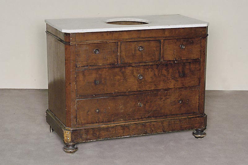 Kommode, deutsch, um 1880, SpÄtbiedermeier, sogenannte Waschkommode, Korpus Eiche, Nußbaumfurnier, 4 SchÜbe, eine Blendschublade, weiße ...