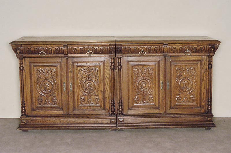Großer Anrichtschrank, Belgien, um 1900, Eiche massiv, 2 MÖbelstÜcke, umgebaut als langer Anrichtschrank, 4 TÜren mit floraler Schnitzerei und ...