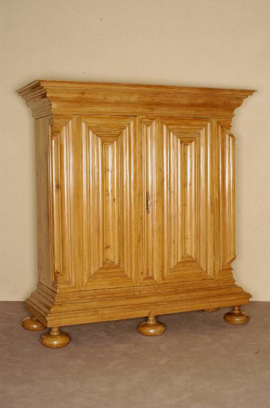 Wellen-/Nasenschrank, deutsch/Frankfurt, um 1820/30, Eibe massiv (!!), ausgewogene Form, vollstÄndig auf Rahmen gearbeitet, tiefe Wellen, TÜren ...