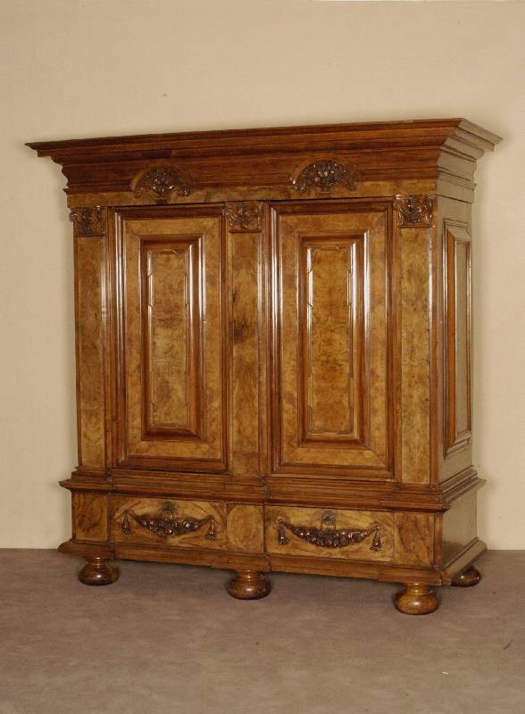 Prunkschrank, deutsch/wohl Augsburg, um 1700/10, Korpus Eiche massiv, Wurzelnußfurnier von ausgesuchter QualitÄt, z. T. querverlegt, ...