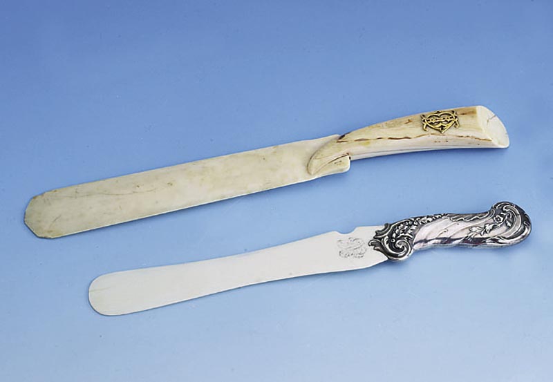 Konvolut 2 BriefÖffner mit Elfenbein, 1 x um 1900, mit vergold. Monogr. ligiert IO., haarrissig, L. ca. 33 cm, 1 x um 1900, Griffende Frankreich ...