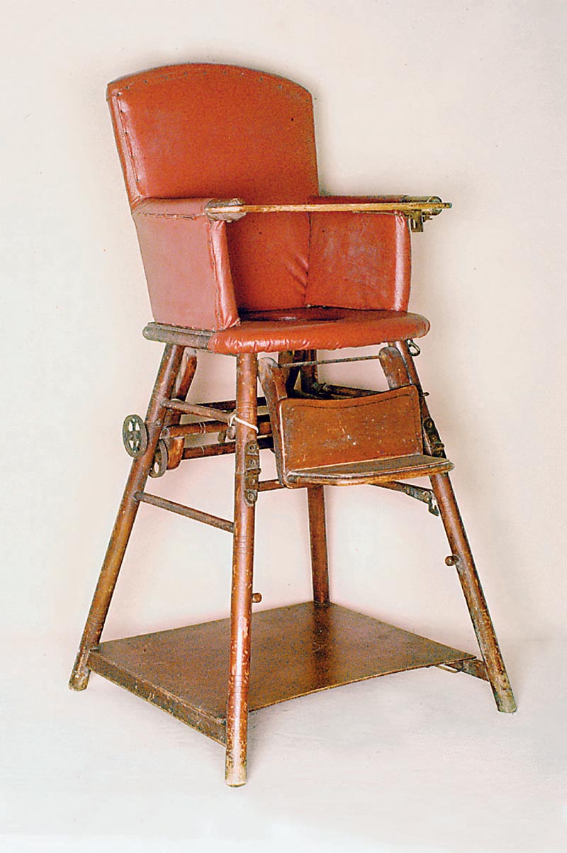 KinderstÜhlchen, deutsch, um 1910, Holzgestell, Sitz- und RÜckenflÄche mit rotem Kunstlederbezug, am unteren Boden bunt bemalt, altersbed. ...
